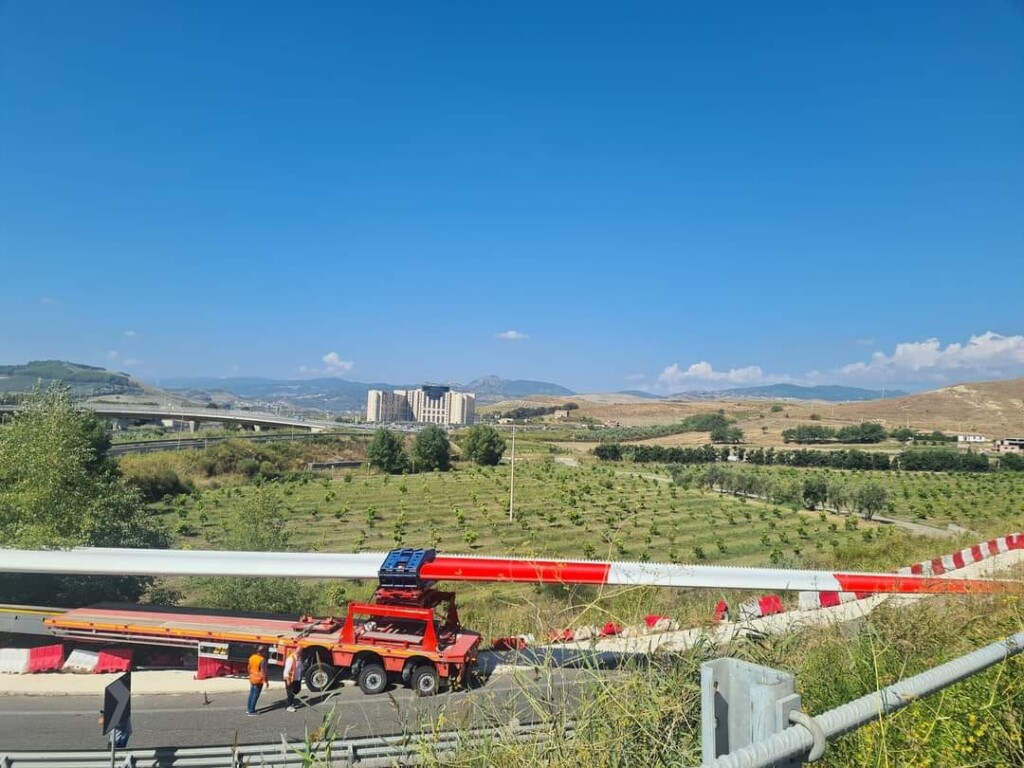 pala eolica incastrata curva calabria