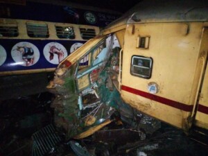 scontro treni india