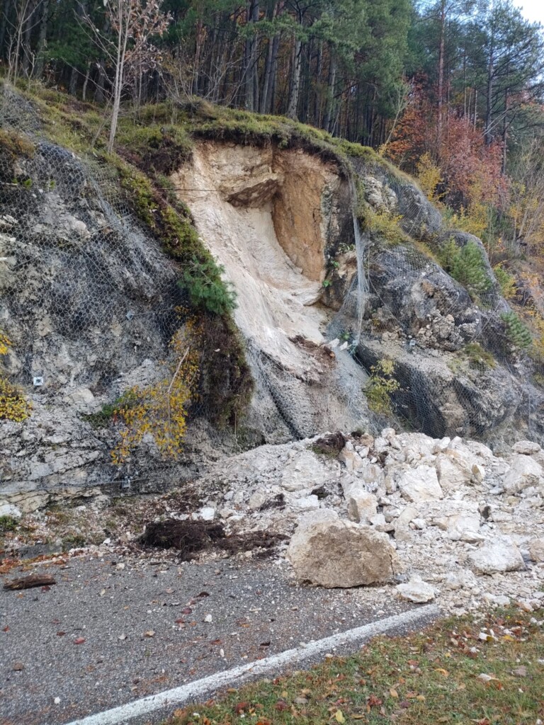 Frana lungo la strada della Val #ogna tra gli abitati di Chiutzuquin e Chiut