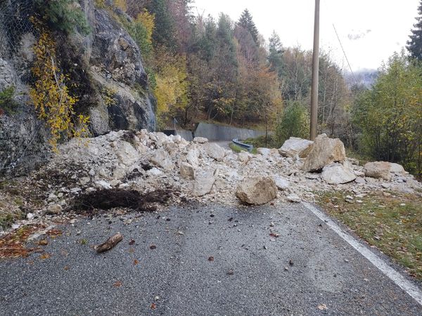 Frana lungo la strada della Val #ogna tra gli abitati di Chiutzuquin e Chiut