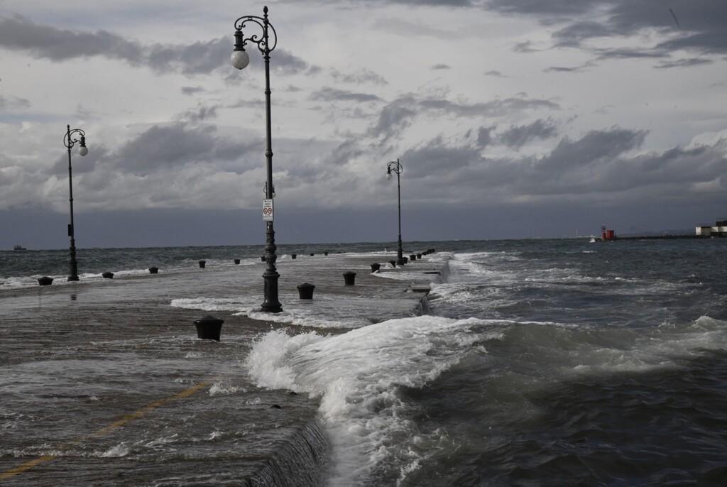 mareggiata barcola trieste