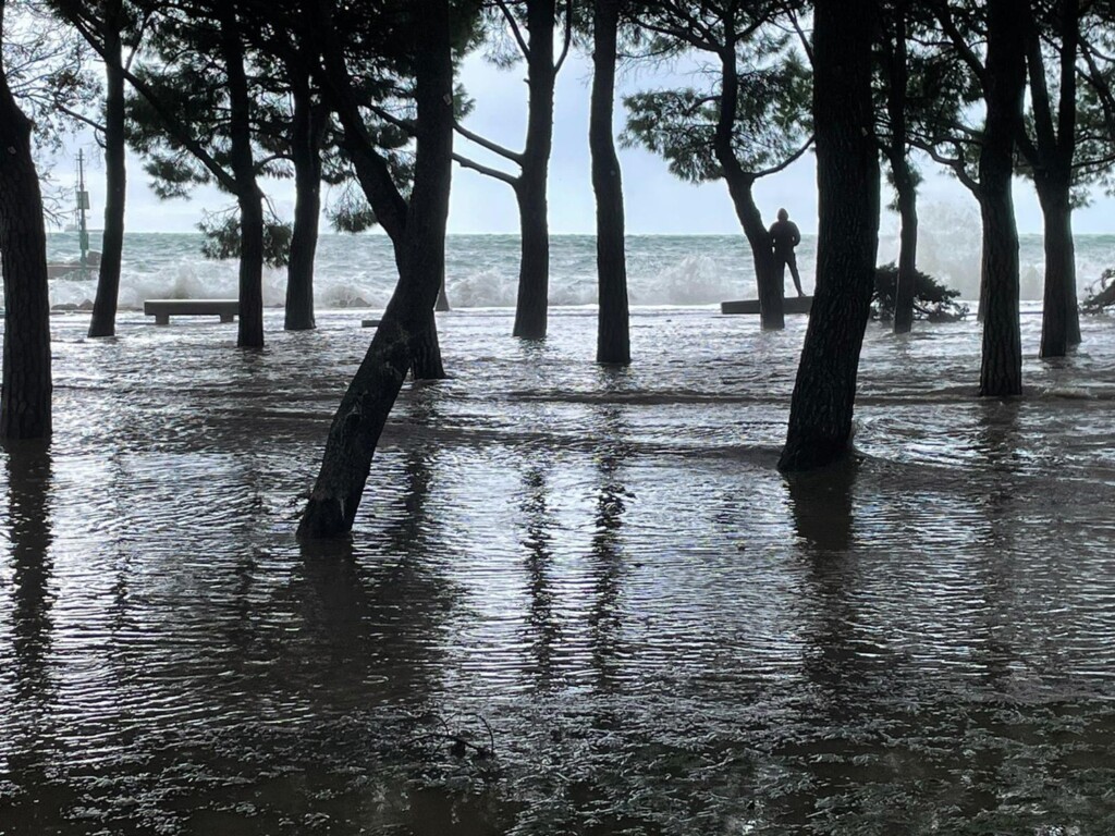 mareggiata barcola trieste