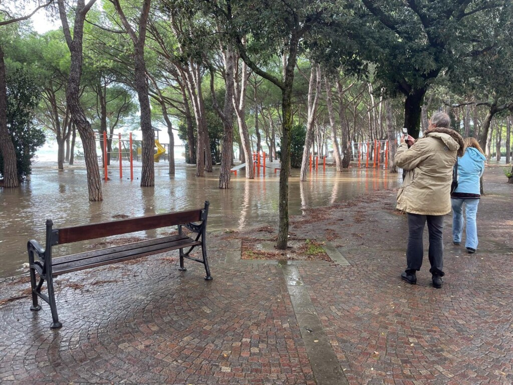 mareggiata barcola trieste