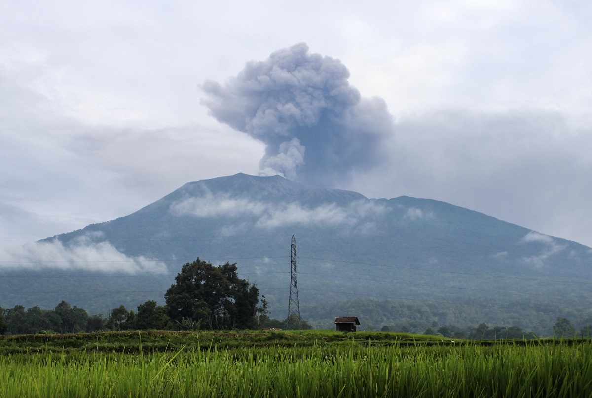 eruzione marapi vulcano indonesia