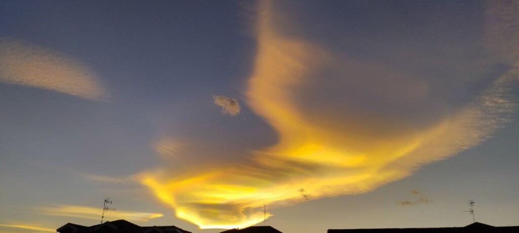nubi lenticolari iridescenti piemonte oggi