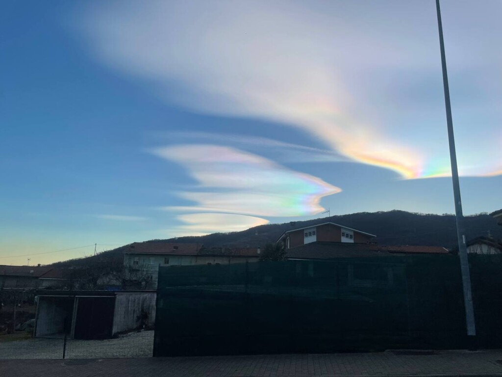 nubi lenticolari iridescenti piemonte oggi