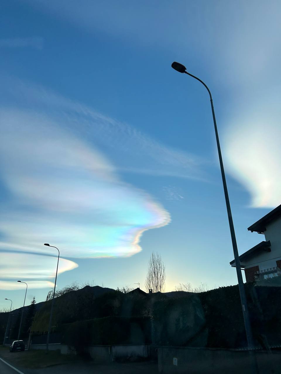 nubi lenticolari iridescenti piemonte oggi