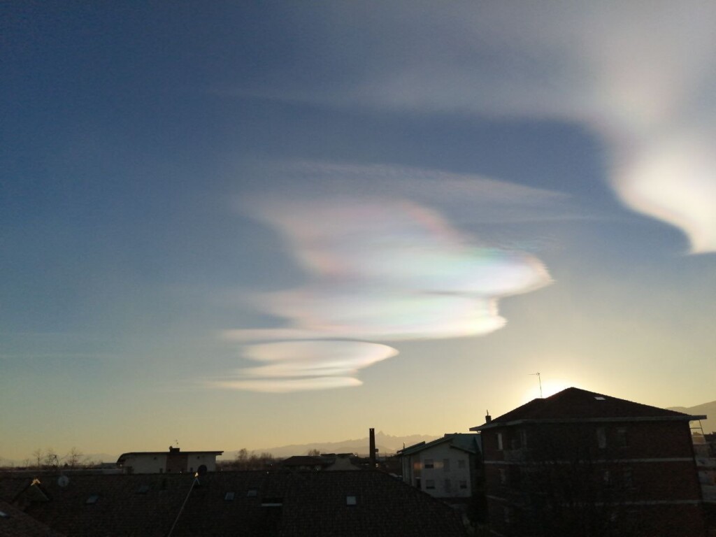 nubi lenticolari iridescenti piemonte oggi
