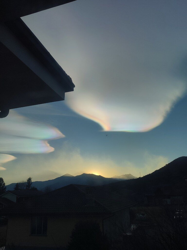 nubi lenticolari iridescenti piemonte oggi
