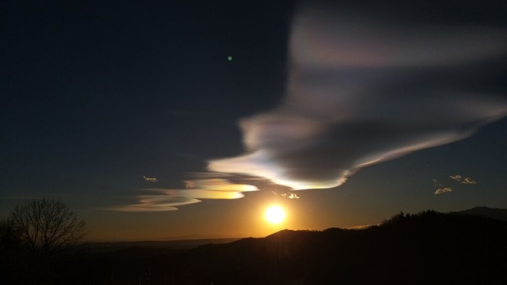 nubi lenticolari iridescenti piemonte oggi