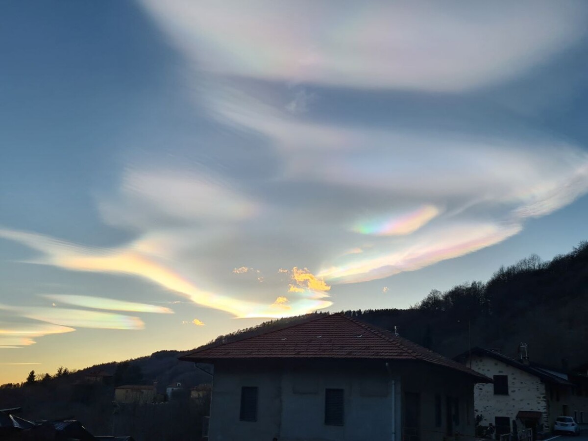 nubi lenticolari iridescenti piemonte oggi