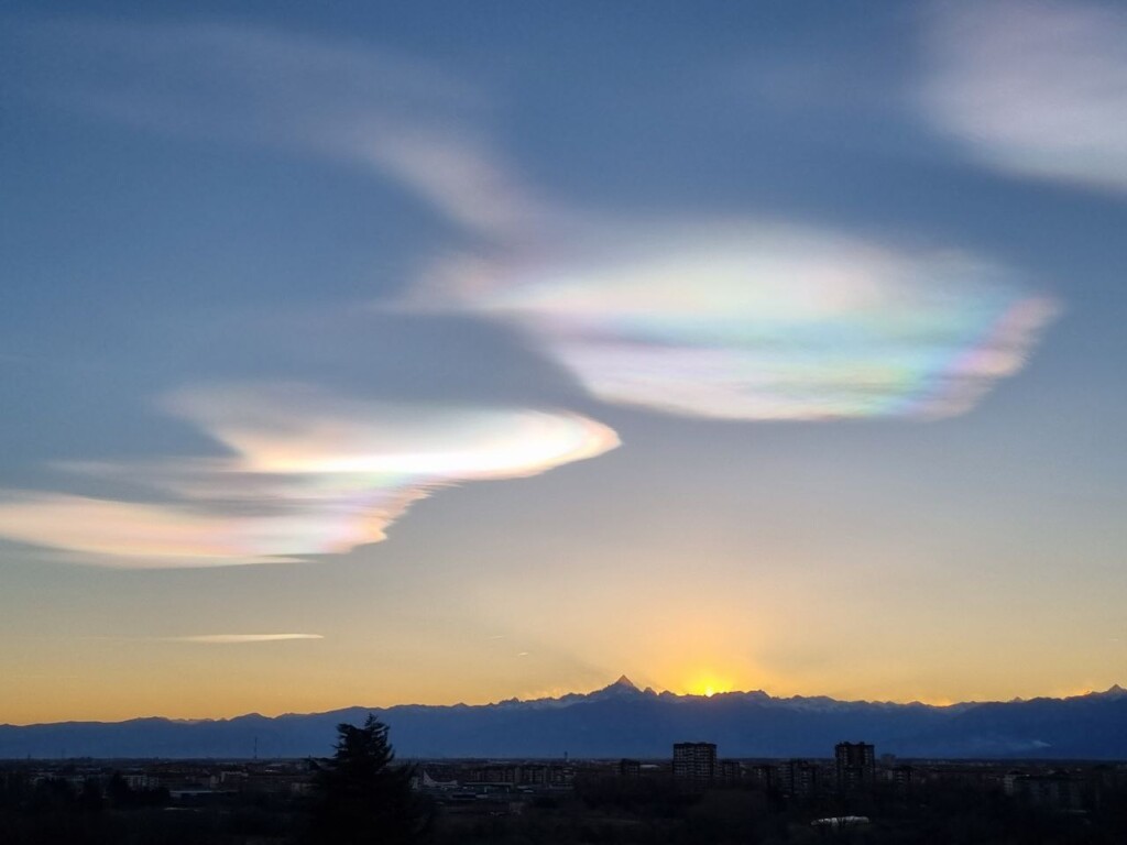 nubi lenticolari iridescenti piemonte oggi
