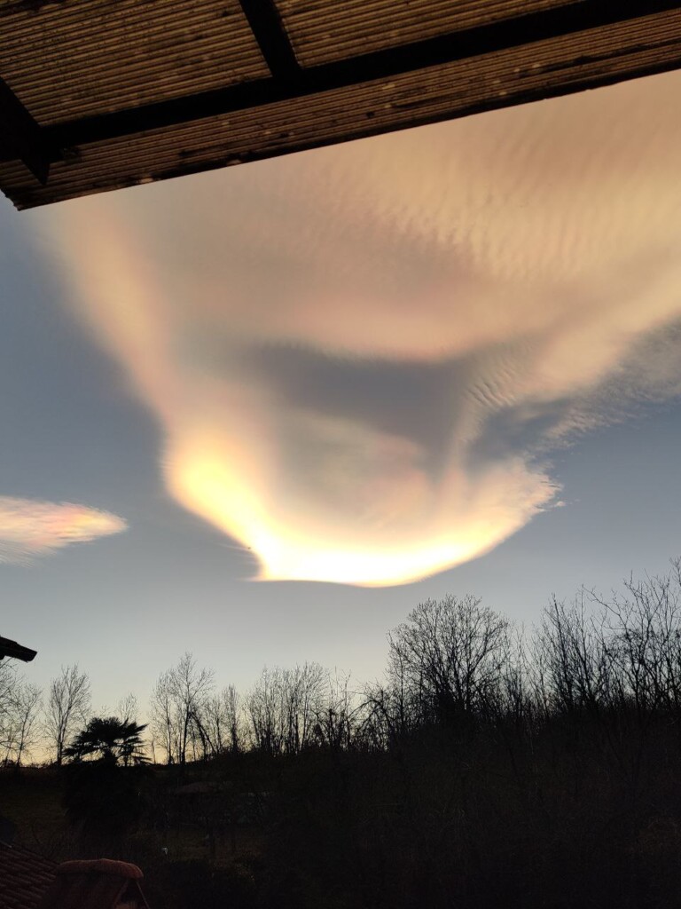 nubi lenticolari iridescenti piemonte oggi