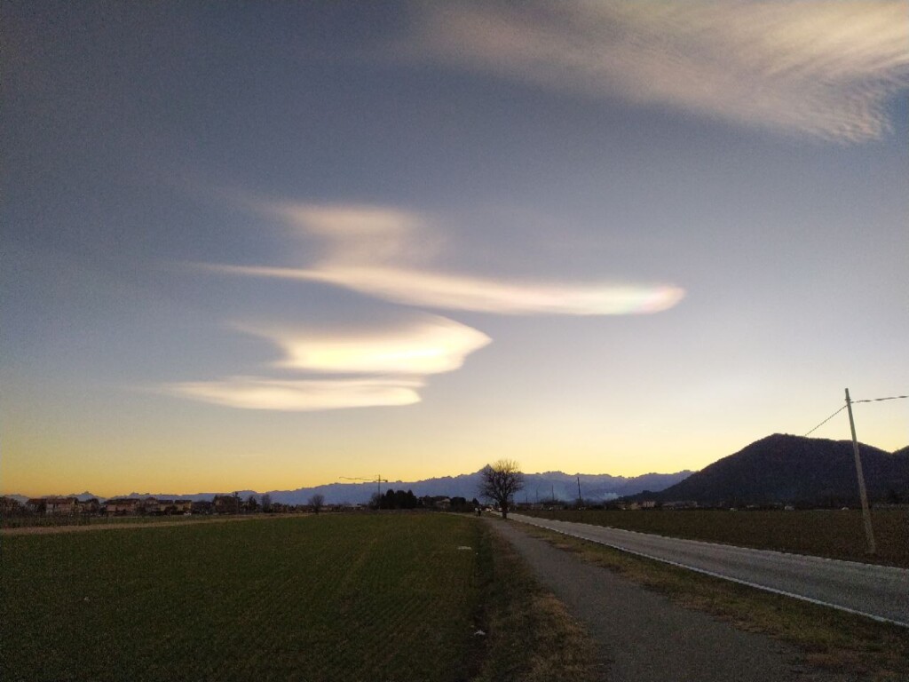 nubi lenticolari iridescenti piemonte oggi