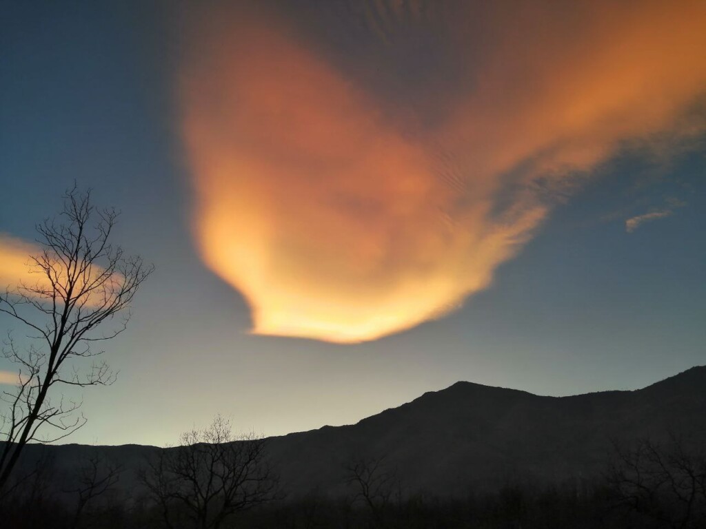 nubi lenticolari iridescenti piemonte oggi