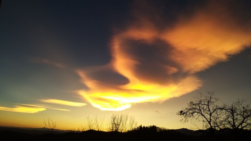 nubi lenticolari iridescenti piemonte oggi