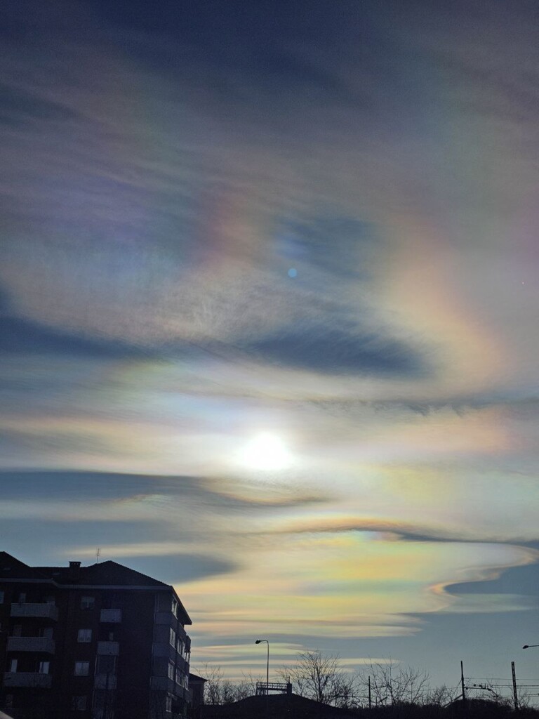 nubi lenticolari iridescenti piemonte oggi