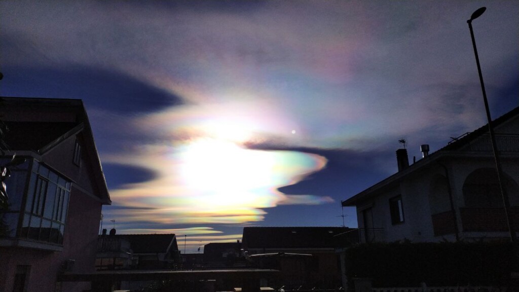 nubi lenticolari iridescenti piemonte oggi