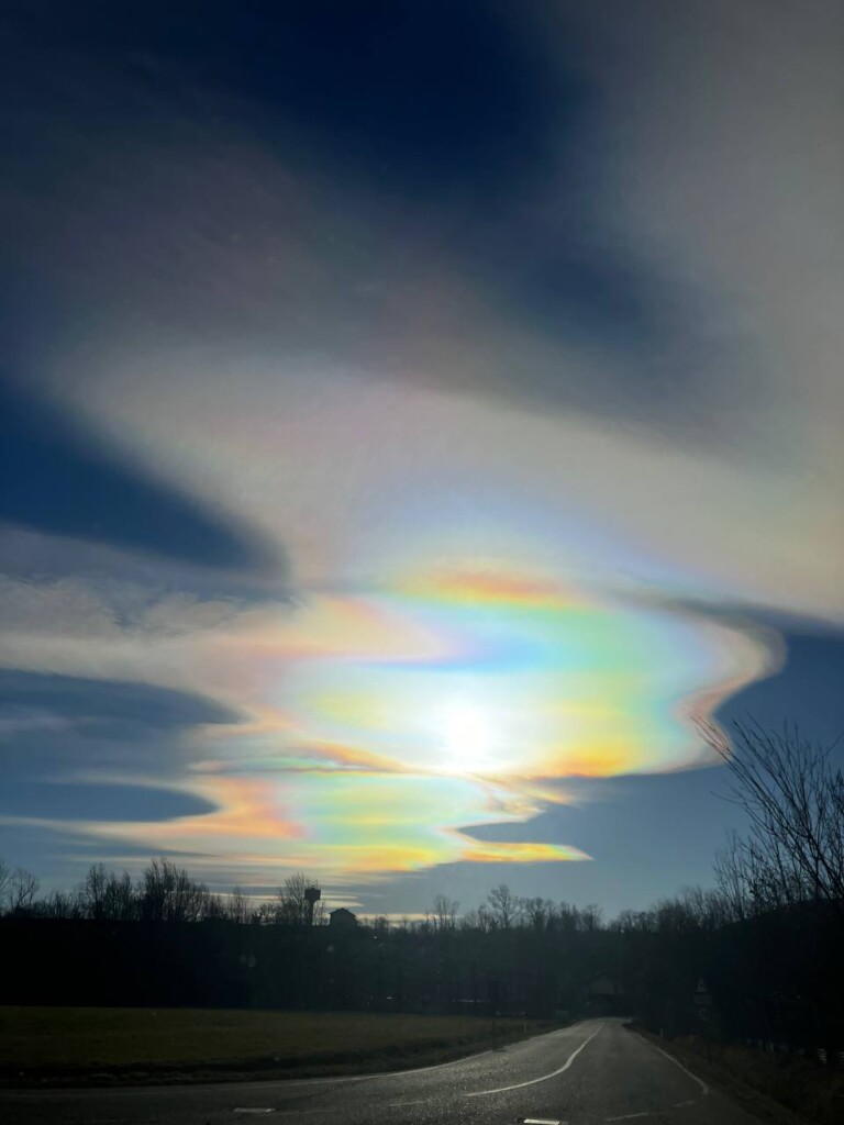 nubi lenticolari iridescenti piemonte oggi