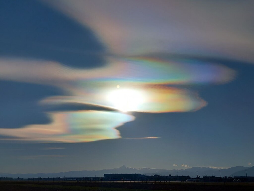 nubi lenticolari iridescenti piemonte oggi