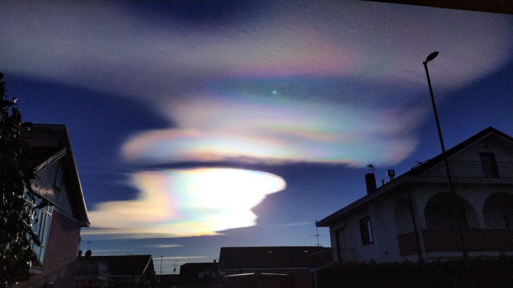 nubi lenticolari iridescenti piemonte oggi