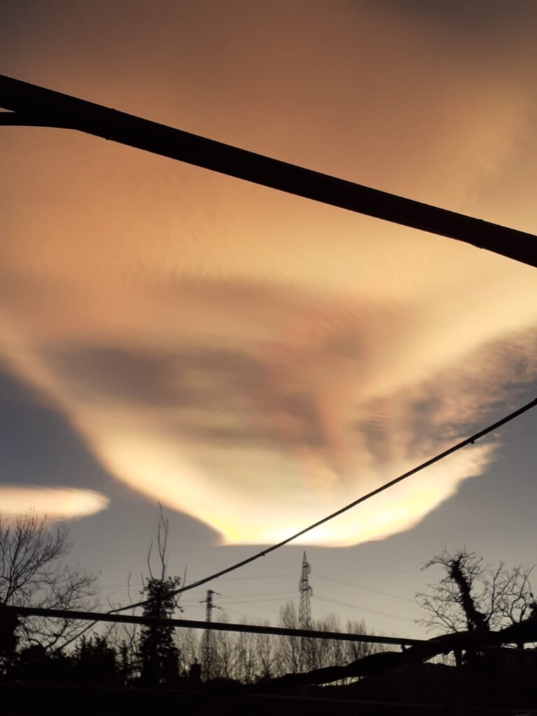 nubi lenticolari tramonto