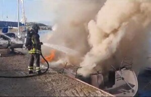 barca incendio roccella jonica