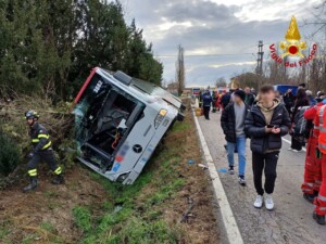 bus fuori strada reggio emilia