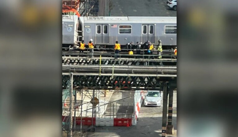 deragliamento treno new york
