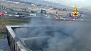 Incendio in azienda in Brianza, colonna di fumo visibile dall'A4