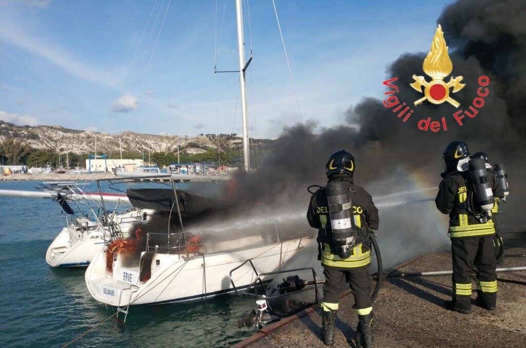 incendio barca a vela roccella jonica
