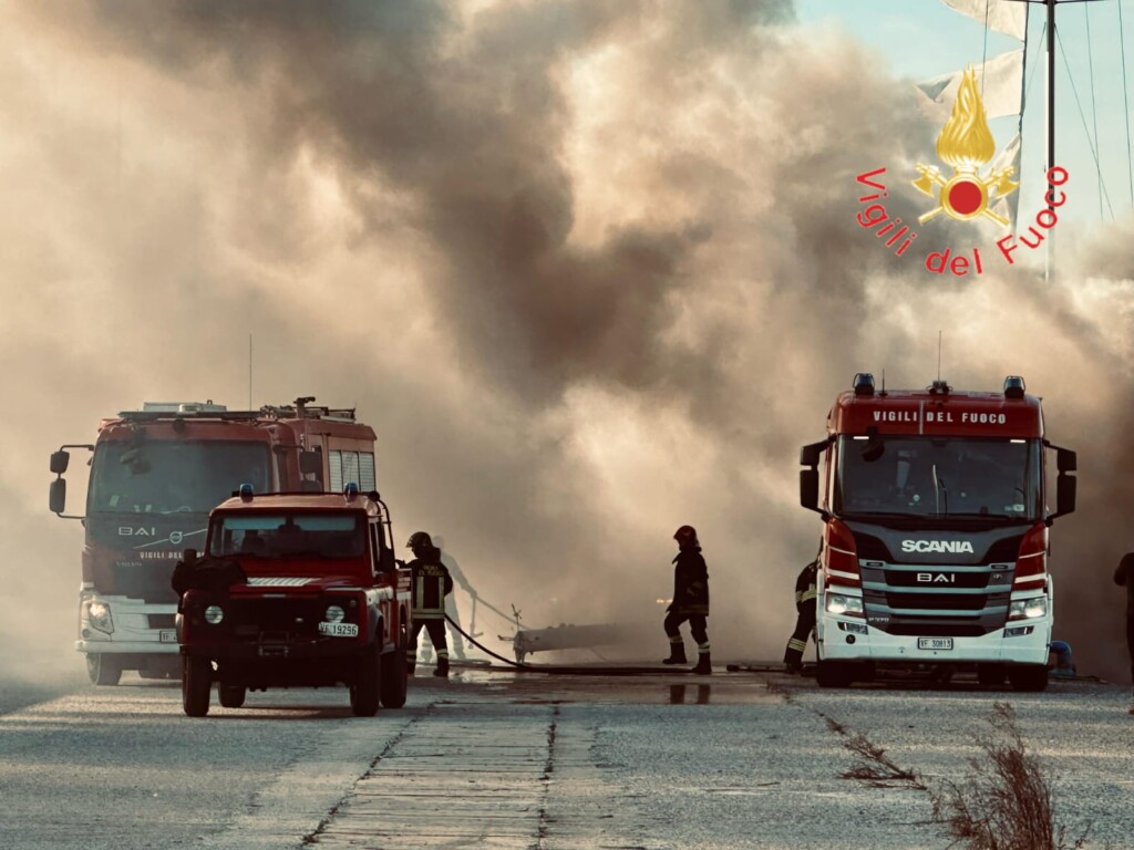 incendio barca a vela roccella jonica