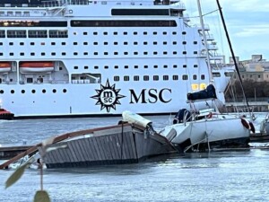nave crociera msc sinfonia rompe ormeggi siracusa