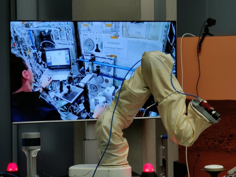 robot astronauta marcus wandt