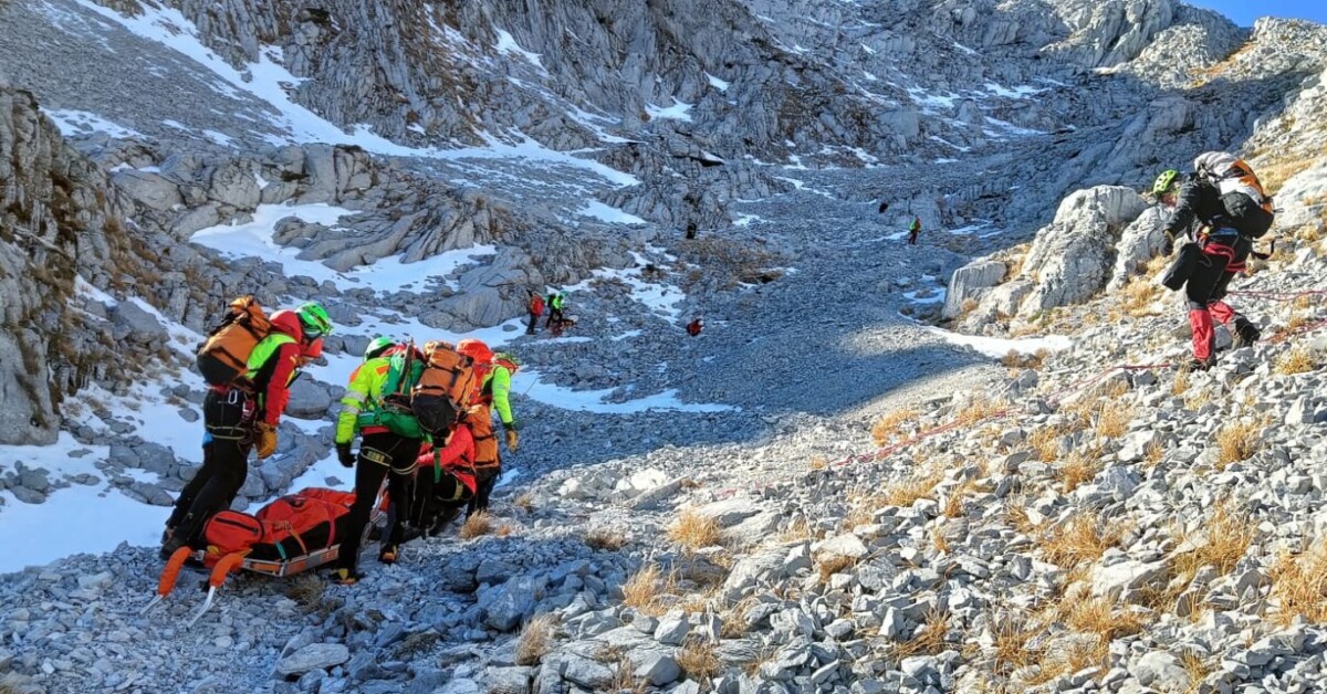 Cade per una folata di vento e scivola per 200 metri: escursionista ...