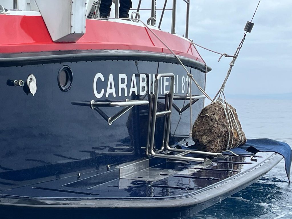 Capri, recuperati manufatti archeologici nel mare dalla Grotta Azzurra