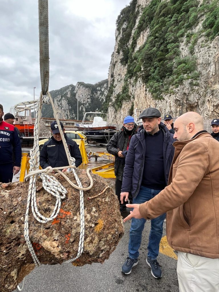 Capri, recuperati manufatti archeologici nel mare dalla Grotta Azzurra