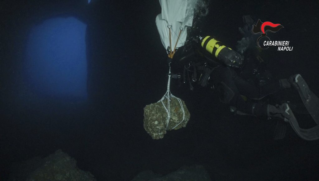 Capri, recuperati manufatti archeologici nel mare dalla Grotta Azzurra (2)