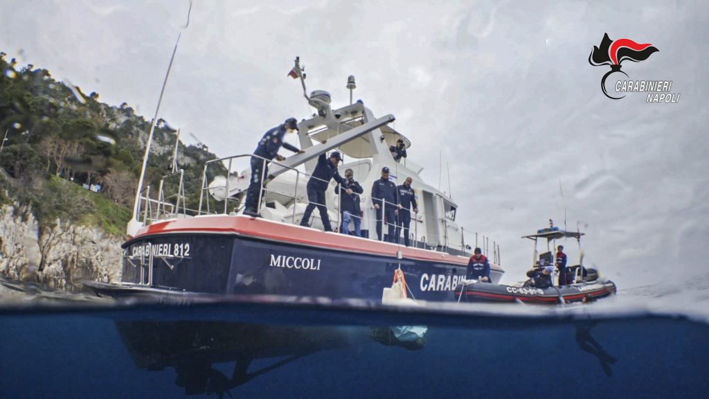 Capri, recuperati manufatti archeologici nel mare dalla Grotta Azzurra