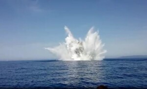 bomba fatta brillare mare