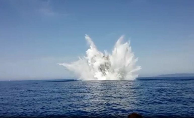 bomba fatta brillare mare