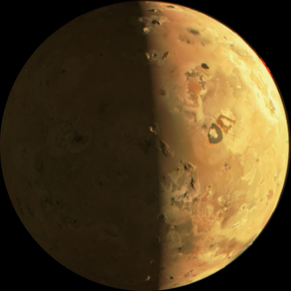 foto luna giove io juno nasa