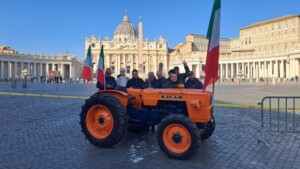 mucca vaticano trattori