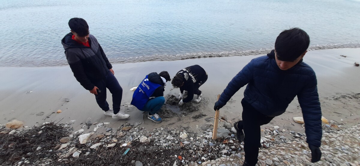 studenti puliscono spiaggia Mura di Tramontana di Trapani