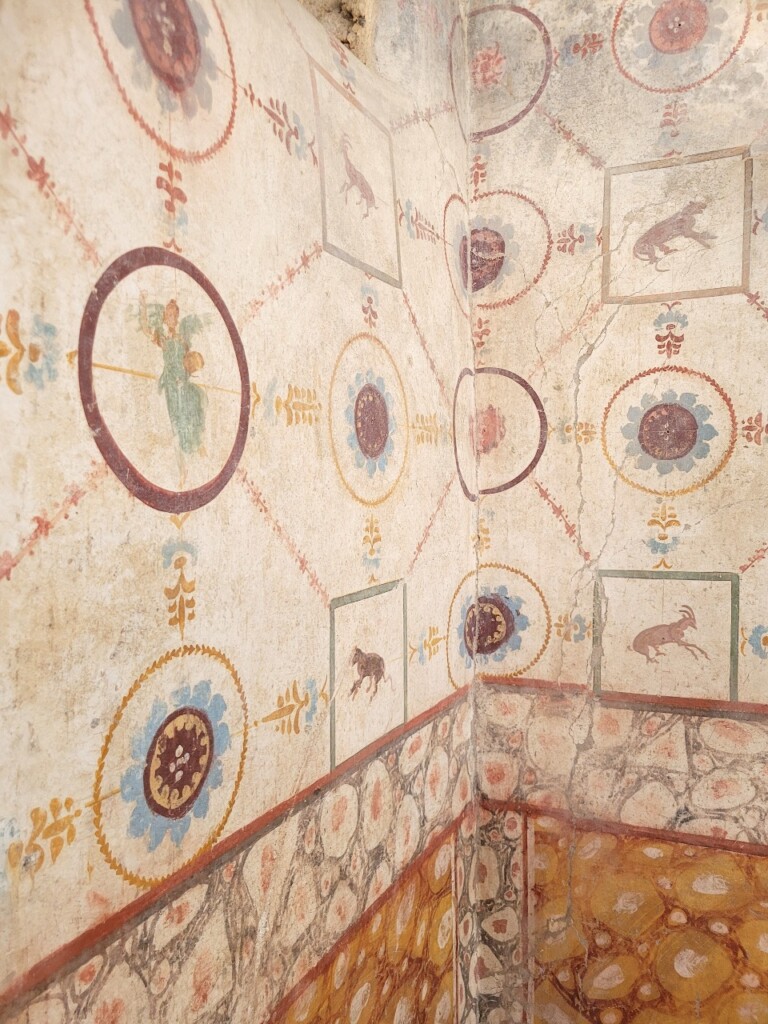 Affresco con decorazioni a tappezzeria dal cubicolo del panificio Regio IX