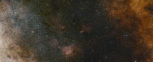 Questa panoramica in luce visibile mostra la vasta quantità di stelle nella costellazione del Sagittario, in direzione del centro della Via Lattea. L'intera immagine è piena di un enorme numero di stelle - ma molte di più rimangono nascoste dietro a nubi di polvere e vengono rivelate solo da immagini in luce infrarossa. L'immagine è stata prodotta a partire da fotografie ottenute con luce blu e rossa che fanno parte della DSS2 (Digitized Sky Survey 2). Il campo di vista è di circa 3,5 gradi x 3,6 gradi. Crediti: ESO and Digitized Sky Survey 2. Acknowledgment: Davide De Martin and S. Guisard (www.eso.org/~sguisard)