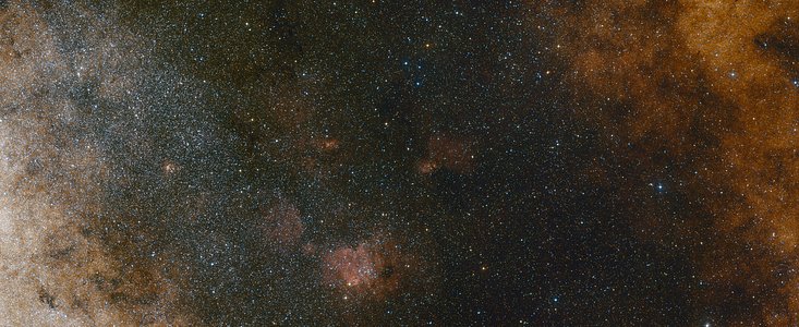 Questa panoramica in luce visibile mostra la vasta quantità di stelle nella costellazione del Sagittario, in direzione del centro della Via Lattea. L'intera immagine è piena di un enorme numero di stelle - ma molte di più rimangono nascoste dietro a nubi di polvere e vengono rivelate solo da immagini in luce infrarossa. L'immagine è stata prodotta a partire da fotografie ottenute con luce blu e rossa che fanno parte della DSS2 (Digitized Sky Survey 2). Il campo di vista è di circa 3,5 gradi x 3,6 gradi. Crediti: ESO and Digitized Sky Survey 2. Acknowledgment: Davide De Martin and S. Guisard (www.eso.org/~sguisard)