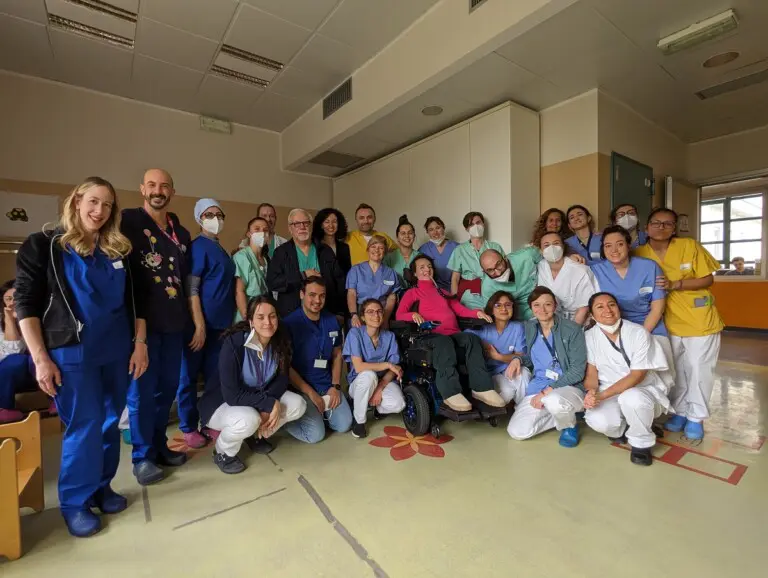 Il team NeMO e gli operatori Niguarda con Paola Tricomi malattia neuromuscolare