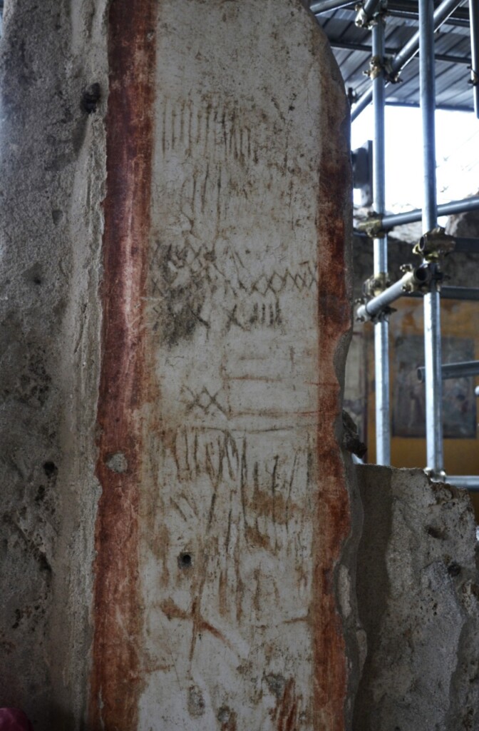 Numerali a carboncino sullo stipite del tablino Regio IX