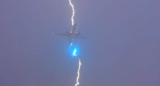 aereo colpito da fulmine